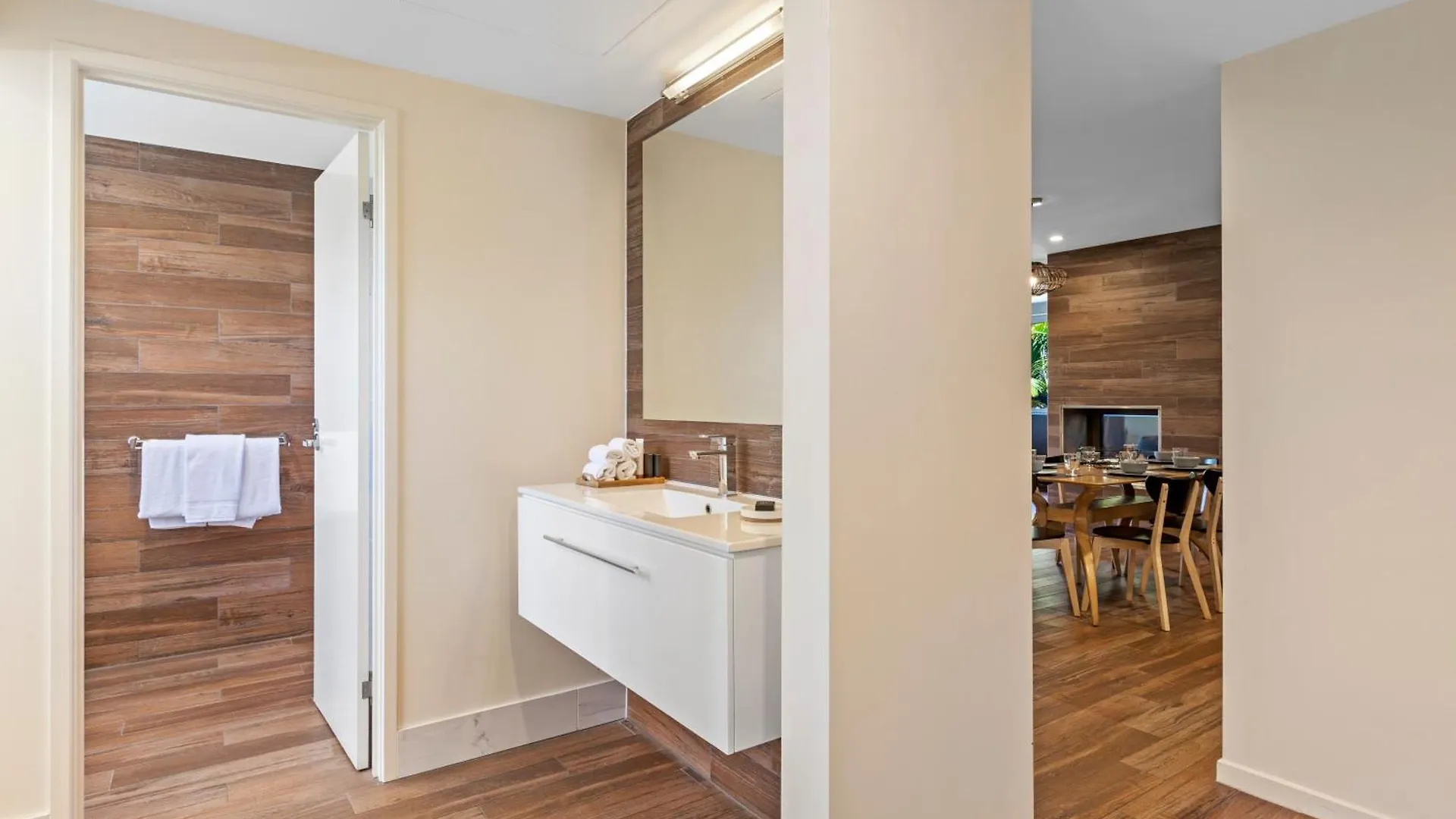 ***** Hotel Altitude On Montville Australia